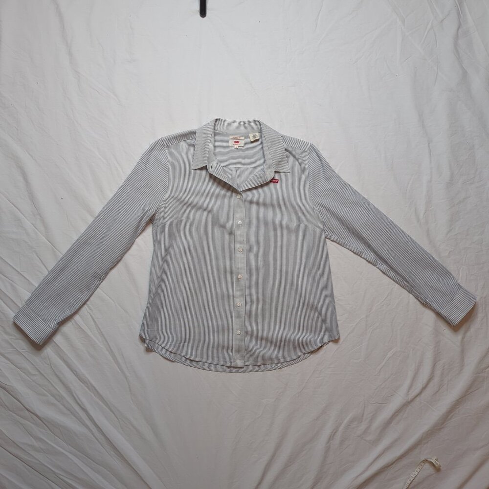 Levi's Women's Classic Fit Button up Shirt, Size Medium, Blue and White Striped